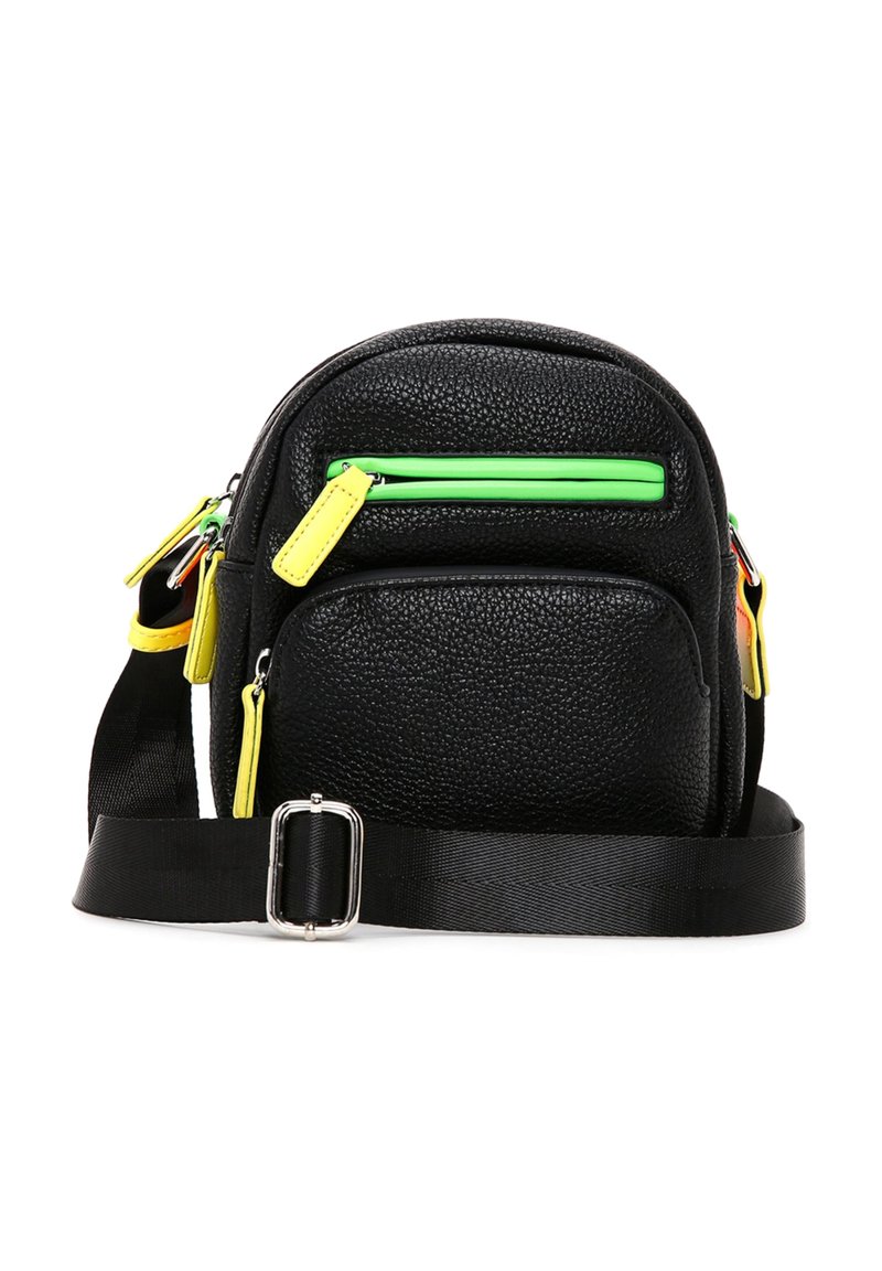 Mochila negra de cuero texturizado con múltiples bolsillos, que presenta cremalleras verdes, amarillas y rosas, una correa negra gruesa y herrajes metálicos.