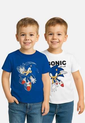 Due ragazzi indossano t-shirt con grafiche: una blu con Sonic the Hedgehog in azione, e una bianca con Sonic e la scritta "Sonic let's roll."