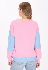 Felpa leggera a blocchi di colore, con tessuto rosa, azzurro chiaro e giallo, rifinita con polsini e orlo a coste.
