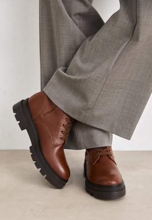 BICOLOR LACE-UP - Platvormtallaga poolsaapad - cognac brown