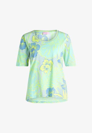 Lichtgroene korte mouwen blouse met een groot tropisch bloemenpatroon in blauw en geel en een ronde hals.