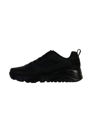Des chaussures de sport noires avec une tige en mesh respirant, des accents texturés, un système de laçage et une semelle extérieure en caoutchouc solide. Une combinaison de design moderne et de confort.