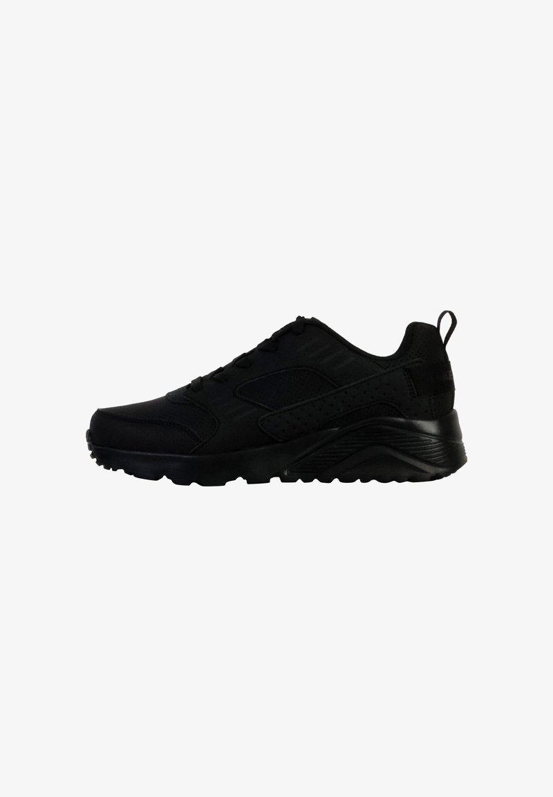 Schwarze Sportschuhe mit einem atmungsaktiven Mesh-Obermaterial, strukturierten Akzenten, Schnürverschluss und einer robusten Gummisohle. Kombiniert schlankes Design und Komfort.