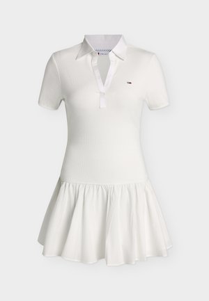 Rochie polo albă cu mâneci scurte, guler, logo mic brodat pe piept și tiv evazat la fustă.