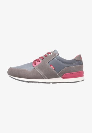 Graues und blaues Sportschuh mit Wildleder- und Stoffmaterialien, pinken Akzenten, runden Schnürsenkeln und einer weißen Zwischensohle, die eine strukturierte Sohle aufweist.