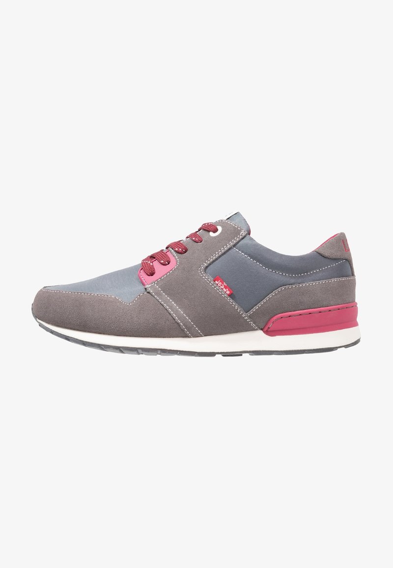 Graues und blaues Sportschuh mit Wildleder- und Stoffmaterialien, pinken Akzenten, runden Schnürsenkeln und einer weißen Zwischensohle, die eine strukturierte Sohle aufweist.