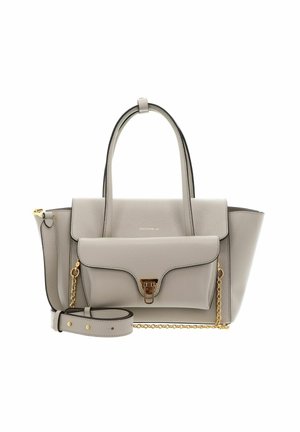 Sac à main en cuir gris clair avec poignées supérieures, poche avant avec fermoir doré et bandoulière amovible avec détail chaîne dorée.