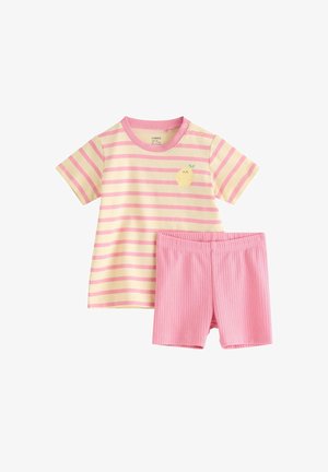 Babyoutfit med creme- og lyserødstribet kortærmet skjorte med et smilende citronmotiv, kombineret med ensfarvede rosa ribshorts.