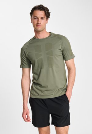 Olivgrünes Sport-T-Shirt mit kurzen Ärmeln, das vorn ein strukturiertes Muster und nahe dem Saum ein Markenlogo aufweist. Kombinieren Sie es mit schwarzen Shorts.