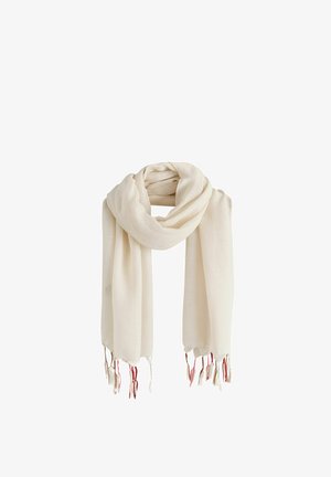 Sciarpa morbida color crema con estremità frangiate che presentano fili rossi e marroni, arrotolata liberamente per esposizione su uno sfondo bianco.