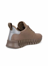 Sneaker en cuir marron avec une finition texturée, semelle en caoutchouc et un accent argenté au talon. Dotée d'une sangle de traction pour un enfilage facile.
