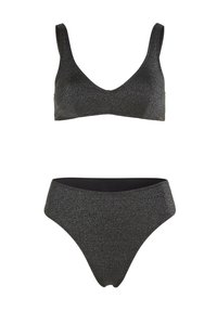 Čierny bikiny set obsahujúci braletku s V-výstrihom a širokými ramienkami a vysokými spodnými dielmi, oboje vyrobené z trblietavého texturovaného materiálu.