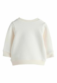 Balta džemperis ar apaļu kakla izgriezumu, garām piedurknēm ar ribotām sētām un gludu tekstūru, demonstrējot vienkāršu, minimālistisku dizainu.