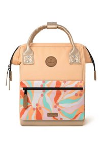 Pfirsichfarbene Stoff-Rucksack mit goldenen Akzenten, einer lebhaften gemusterten Fronttasche, schwarzem Reißverschluss und einem runden Logo-Patch. Texturiertes Boden.