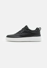 Czarne skórzane sneakersy z białą gumową podeszwą, charakteryzujące się gładką fakturą, perforowanym czubkiem oraz subtelnym logo po boku.
