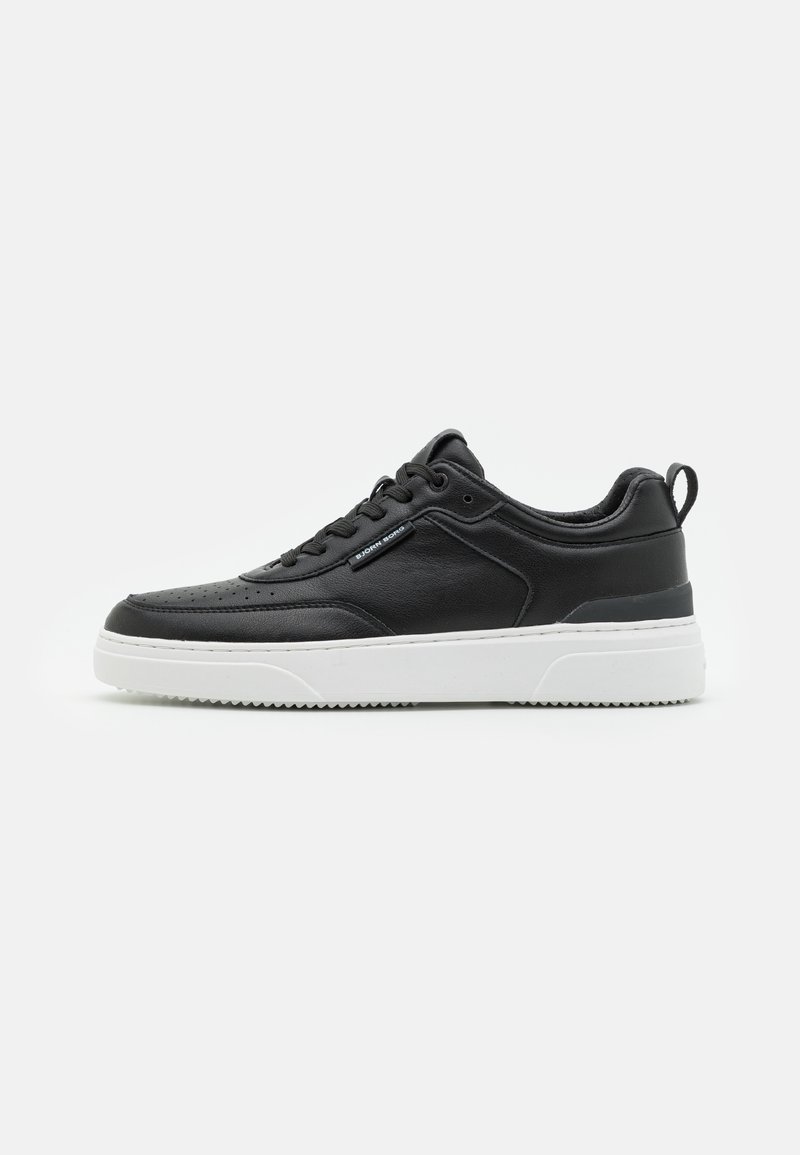 Czarne skórzane sneakersy z białą gumową podeszwą, charakteryzujące się gładką fakturą, perforowanym czubkiem oraz subtelnym logo po boku.