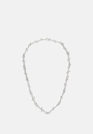 Stříbrný náhrdelník s twisted články a drátěnými akcenty. Hladký povrch a symetrický design s uzávěrem.