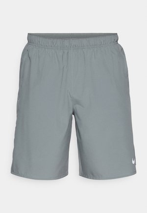 Pantalones cortos deportivos grises con una cintura elástica, bolsillos laterales y un pequeño logo blanco en la parte inferior derecha. Textura suave.