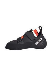 Kletterschuh aus einem eleganten schwarzen synthetischen Material, mit Gummisohle, verstellbaren Riemen und einem markanten roten Akzent an der Ferse.