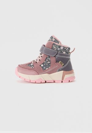 Rosa und graue Wanderschuhe mit floralem Design, verstellbarem Riemen, weichem Innenfutter und einer stabilen, rosa Außensohle für besseren Halt.