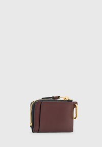 Portafoglio compatto in pelle bordeaux con zip dorata, dettagli neri e clip metallica laterale. Presenta una texture liscia e un design minimalista.