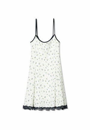 Camisón floral en tela blanca con pequeños patrones en azul y verde, tirantes ajustables de tipo espagueti y detalle de dobladillo con encaje negro.