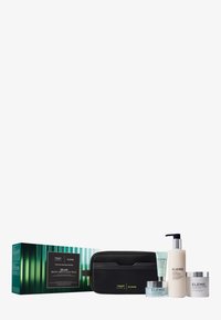 Collezione di skincare deluxe con quattro prodotti di diverse dimensioni, alloggiati in una pochette nera con zip, con dettagli in packaging verde menta e crema.