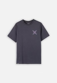 T-shirt en coton gris foncé avec un col rond. Présente un petit motif floral en rose et bleu sur la zone gauche de la poitrine.
