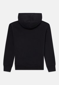 Schwarzer Hoodie aus glattem Material, mit langen Ärmeln und einer Kapuze mit Kordelzug. Kein vorderes Design oder sichtbare Taschen.