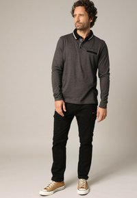 Unausgewählt, Black