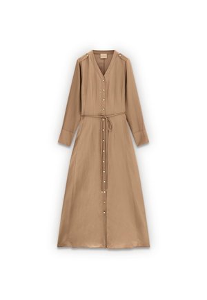 Długa beżowa sukienka zapinana na guziki, z długimi rękawami, dekoltem w serek, pagonami na ramionach i paskiem wiązanym w talii.
