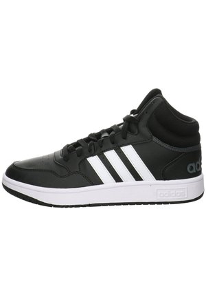 Czarny sneakers za kostkę z białą podeszwą i trzema białymi paskami po bokach, z czarnymi sznurowadłami i wyściełanym kołnierzem przy kostce.