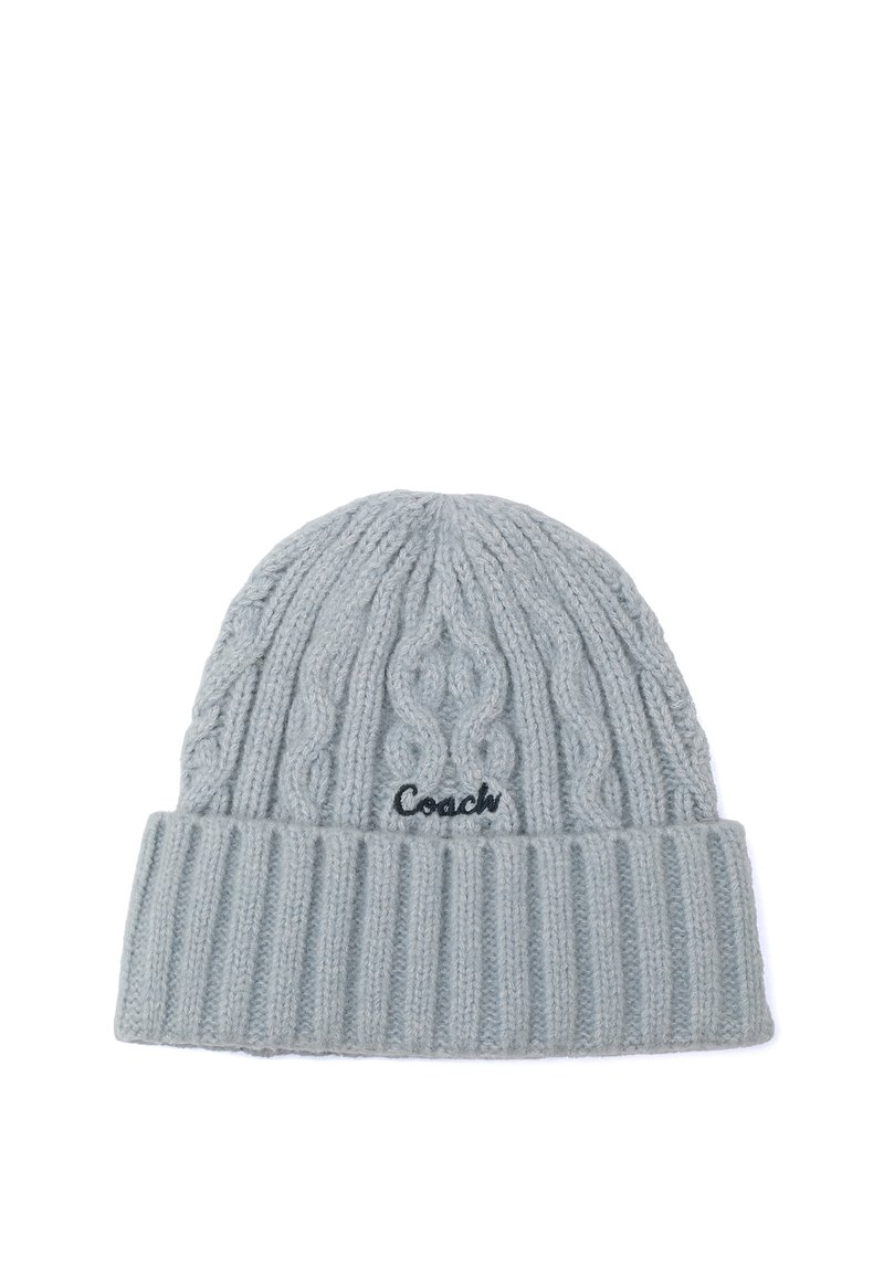 Beanie grigio lavorato a maglia con motivo a cavo e orlo a coste. Presenta il logo "Coach" ricamato in filo scuro sul davanti.