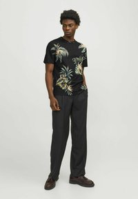 Jack & Jones PREMIUM ALL OVER RUNDHALS - T-shirt med print - black