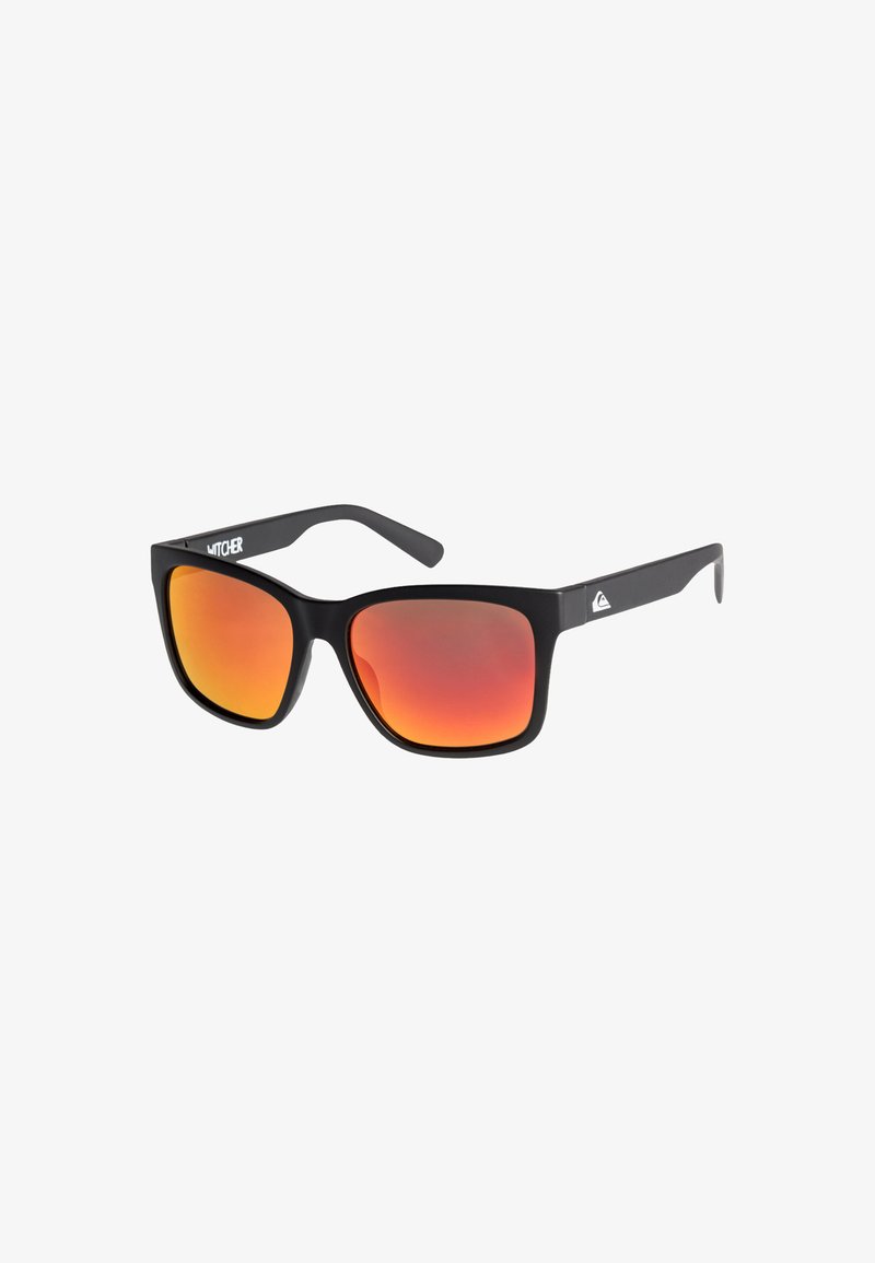 Lunettes de soleil avec une monture noire mate, de forme carrée et des verres dégradés orange. Présente un logo sur la branche et des charnières robustes.