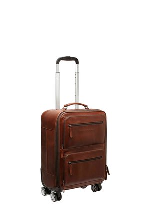Rollkoffer aus braunem Leder mit silberfarbenen Beschlägen, zwei Reißverschlussfronttaschen und vier Spinner-Rollen. Teleskopgriff ist ausziehbar.
