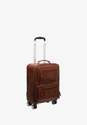 Valigia girevole in pelle marrone con accessori metallici argentati, due tasche frontali con zip e quattro ruote girevoli. Manico telescopico estensibile.