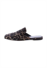 Leopardprint instapschoen met een spitse neus, platte zool en een bovenwerk van zacht materiaal in bruin en zwart tinten. Geen zichtbare hardware of accenten.