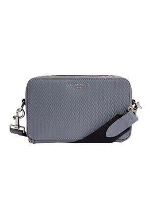 Bolso rectangular cruzado gris texturizado con correa negra, herrajes plateados y logo LE TANNEUR en el frente.