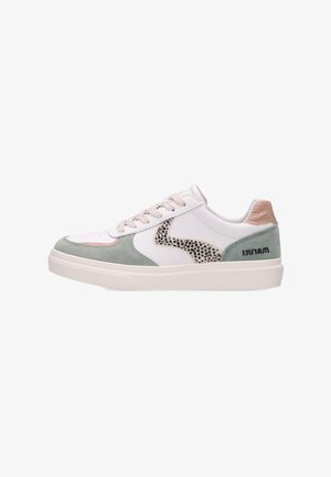 Witte sneaker met groene suède accenten, geperforeerde textuur aan de zijkant en een roze textuur op de hak. Voorzien van beige veters en een platte rubberen zool.
