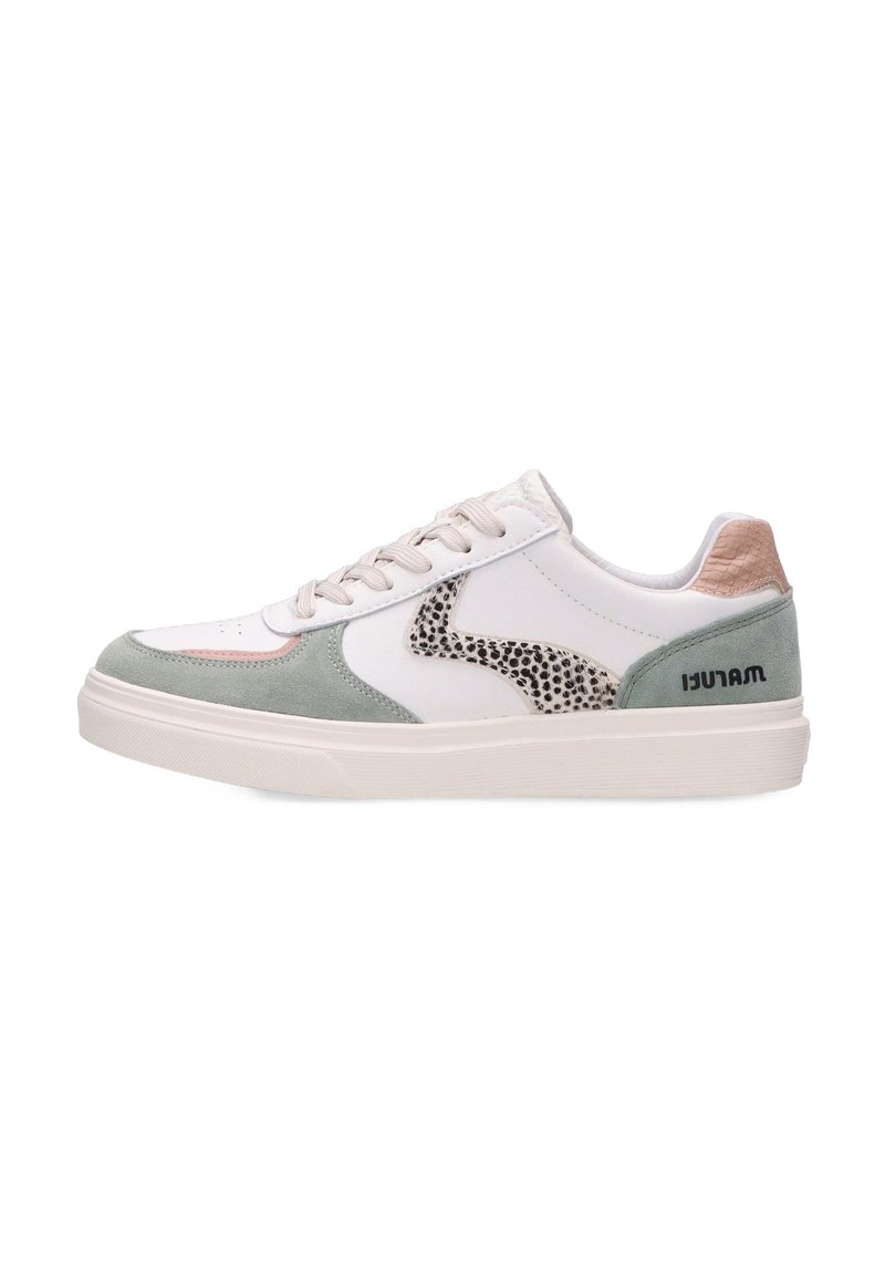 Witte sneaker met groene suède accenten, geperforeerde textuur aan de zijkant en een roze textuur op de hak. Voorzien van beige veters en een platte rubberen zool.