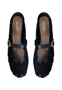 Scarpe Mary Jane nere con sovrapposizione in pizzo floreale, design a punta rotonda e una cinghia regolabile con fibbia in argento.