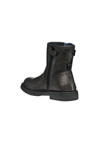 Bottine noire en cuir avec fermeture éclair sur le côté et finition texturée. Dotée d'une semelle en caoutchouc solide et d'un col rembourré pour le confort.