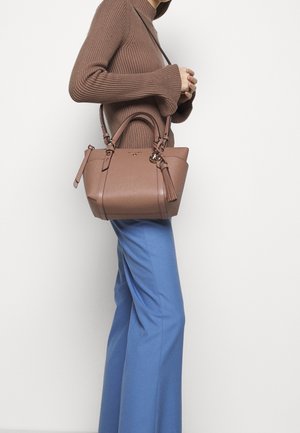 Brązowa skórzana torebka z dwoma uchwytami, odpinanym paskiem na ramię oraz ozdobą w postaci frędzla. Strukturalny kształt i wytłoczony logo z przodu.