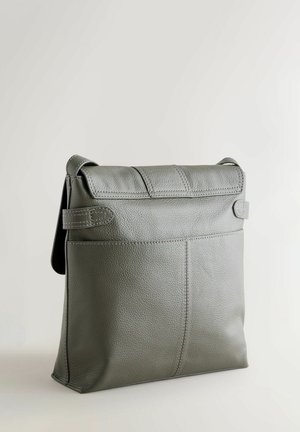 Lederhandtasche mit einer strukturierten grauen Außenseite, umklappbarem Deckel und Fronttasche. Verfügt über gestickte Akzente und eine rechteckige Form.