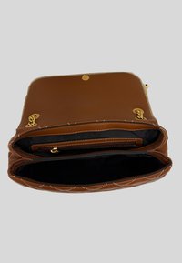 Borsa a tracolla in pelle marrone con dettagli in oro, superficie testurizzata e tasche interne. Caratterizzata da un design trapuntato e chiusura magnetica singola.