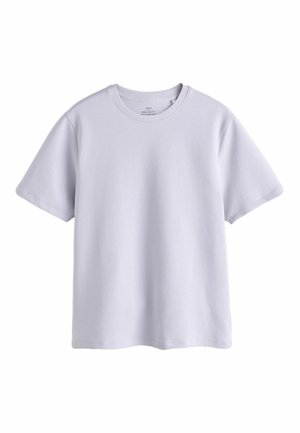 Maglietta semplice lavanda a maniche corte con scollo rotondo, vestibilità regolare e tessuto liscio, mostrata su sfondo bianco.