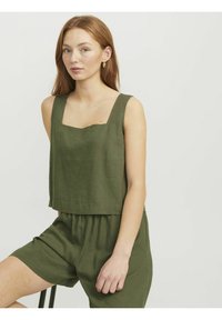Top corto de color verde oliva con escote cuadrado. Hecho de una tela ligera, cuenta con tirantes anchos y un corte relajado. Combinado con pantalones cortos a juego.