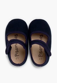 Chaussures en tissu bleu marine avec un design à bout arrondi, fermeture par bride élastique, et semelles intérieures beiges avec du texte de la marque imprimé. Texture douce.