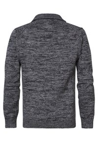 Maglione grigio a maglia con un motivo testurizzato, dotato di colletto e polsini a costine. Il tessuto appare morbido e di peso medio.